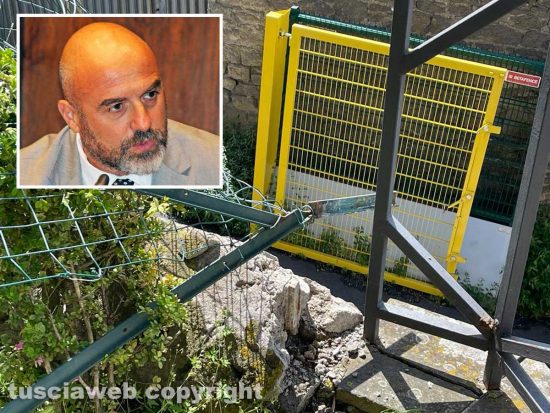 La rete e il palo di ferro divelti a pratogiardino Lucio Battisti, col pericolo che qualcuno caschi di sotto - Nel riquadro l'assessore Stefano Floris