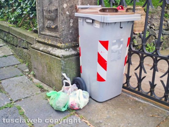 Montefiascone - L'immondizia abbandonata in via Nazionale