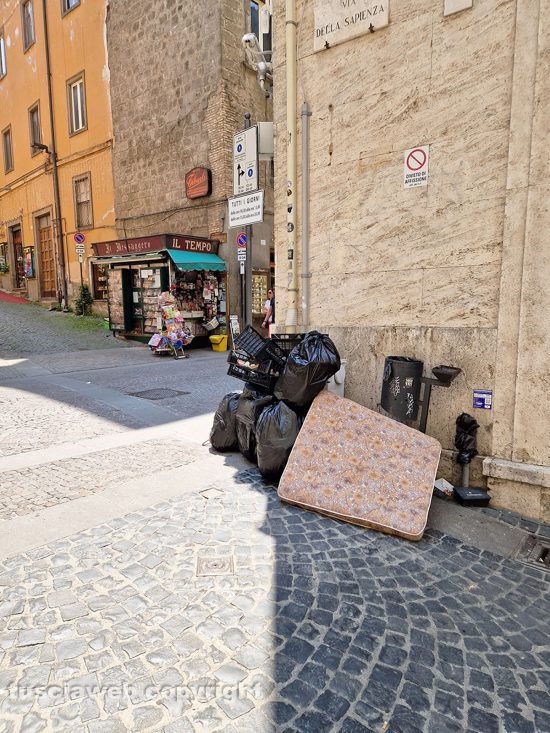 Viterbo - Sacchi dell'immondizia e un materasso in via del Corso, angolo con via della Sapienza