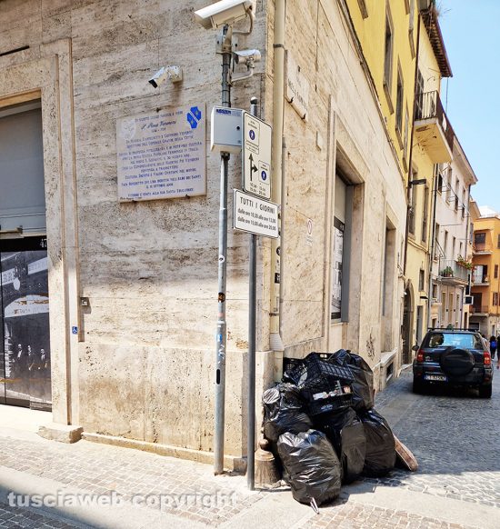 Viterbo - Sacchi dell'immondizia e un materasso in via del Corso, angolo con via della Sapienza