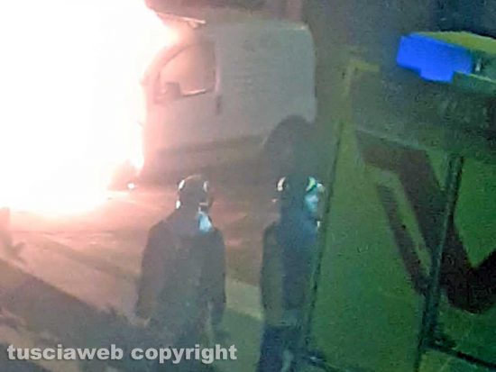 Viterbo - Botto e paura in via Dalmazia, in fiamme un furgone