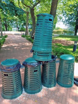 Montefiascone - i secchioni dell'immondizia al prato giardino