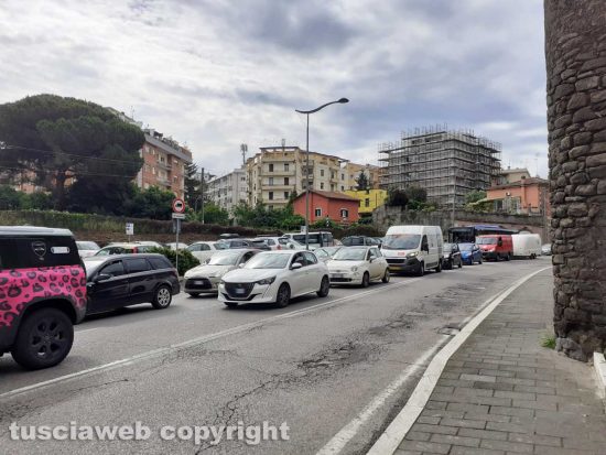 Viterbo - Viale Raniero Capocci - Traffico in tilt