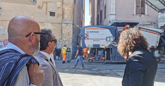 Il sindaco Tedesco e gli assessori Perello e Serpa durante i lavori al mercato