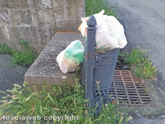 Montefiascone - L'immondizia abbandonata in via San Flaviano