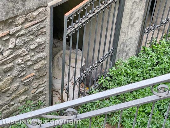 Viterbo - I bagni a piazza della Rocca trasformati in dormitorio pubblico