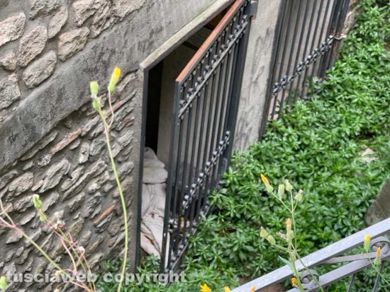 Viterbo - I bagni a piazza della Rocca trasformati in dormitorio pubblico