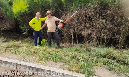 Viterbo - Gli abitanti di Colle Verde si tagliano l'erba 