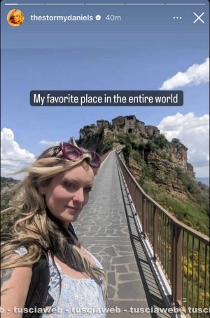 La porno star Stormy Daniels a Civita di Bagnoregio