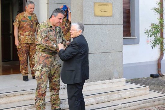 Viterbo - Il vescovo Orazio Francesco Piazza in visita all'aviazione dell'esercito