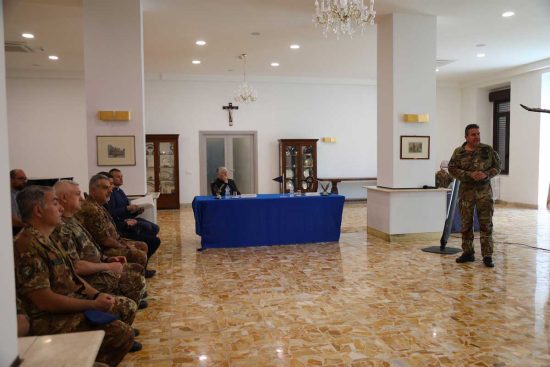 Viterbo - Il vescovo Orazio Francesco Piazza in visita all'aviazione dell'esercito