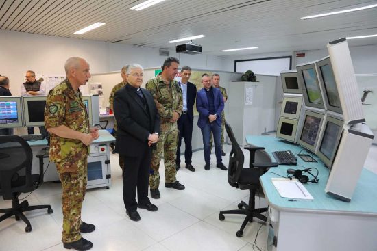 Viterbo - Il vescovo Orazio Francesco Piazza in visita all'aviazione dell'esercito