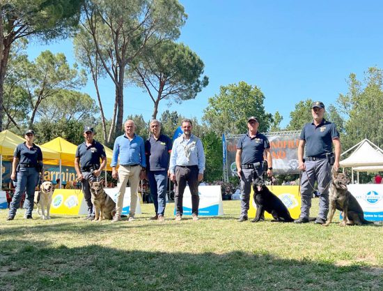 Narni - Quattro unità cinofile della polizia di stato alla mostra canina del gruppo Enci