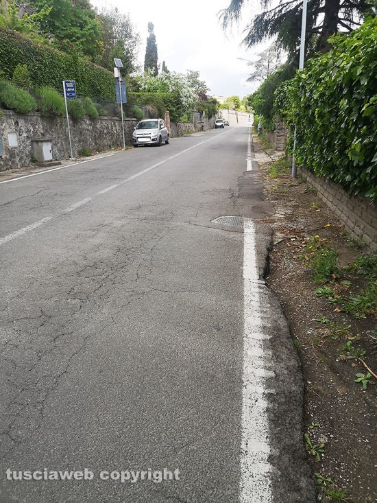 Soriano nel Cimino - Auto in sosta e a velocità elevata sulla strada provinciale che va a Fornacchia