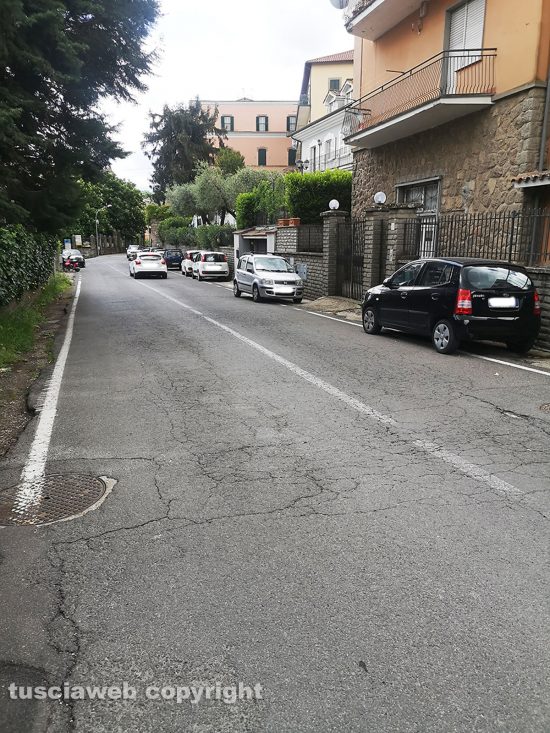 Soriano nel Cimino - Auto in sosta e a velocità elevata sulla strada provinciale che va a Fornacchia
