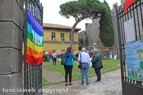 Viterbo - Parco Lubich - Aggiornamento delle frasi sull'installazioni del Dado solidale