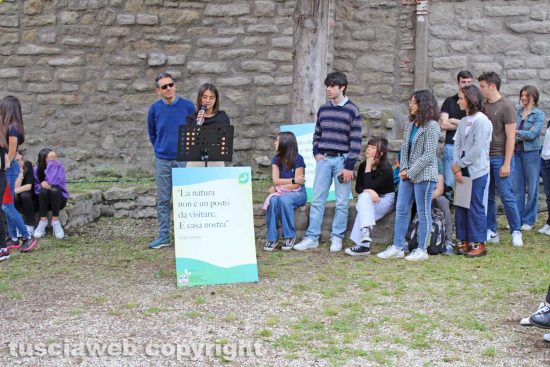 Viterbo - Parco Lubich - Aggiornamento delle frasi sull'installazioni del Dado solidale