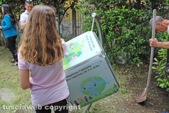 Viterbo - Parco Lubich - Aggiornamento delle frasi sull'installazioni del Dado solidale