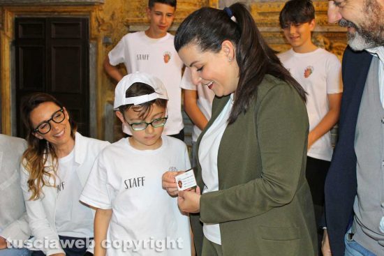 Chiara Frontini riceve la tessera del Villaggio querciaiolo