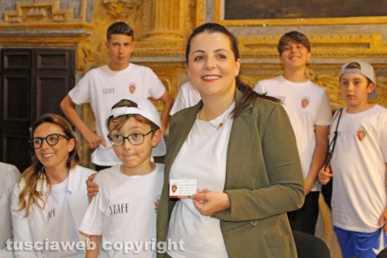 Chiara Frontini riceve la tessera del Villaggio querciaiolo