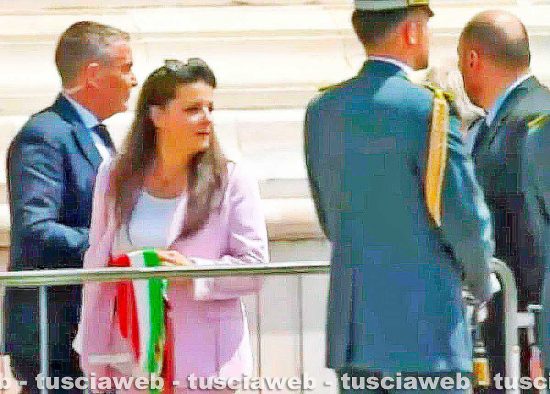 Milano - La sindaca di Viterbo Chiara frontni al funerale di Silvio Berlusconi con il vestito rosa