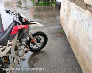 Viterbo - Moto sul marciapiedi in via Vicenza
