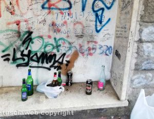 Viterbo - Stazione Roma nord - Bottiglie e immondizia abbandonate