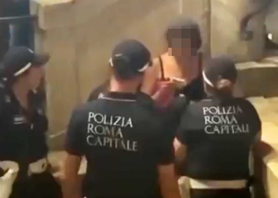 Roma - I vigili con la donna uscita dalla Fontana di Trevi