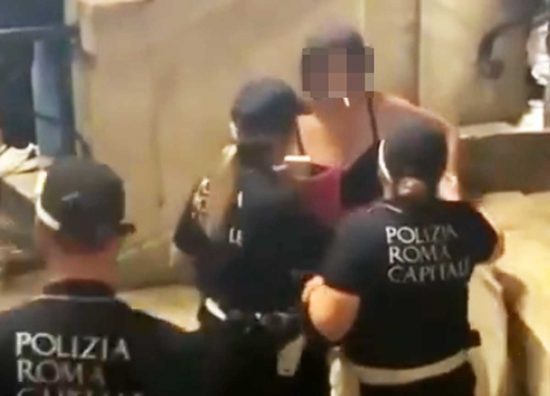 Roma - I vigili con la donna uscita dalla Fontana di Trevi