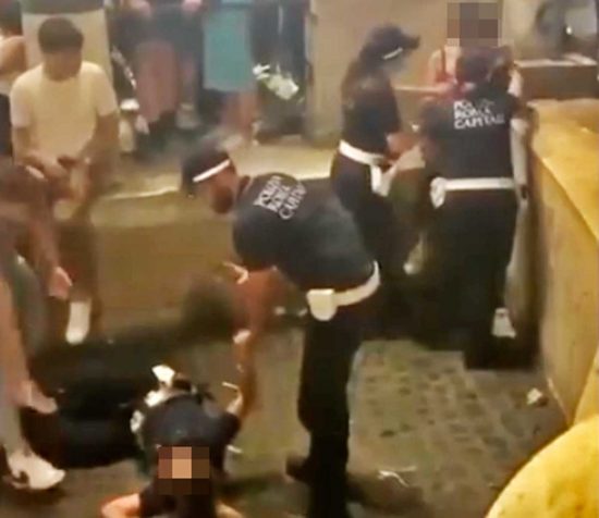 Roma - I vigili con la donna uscita dalla Fontana di Trevi