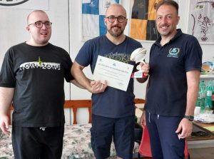 La consegna dell’attestato all’associazione Rugby Oriolo