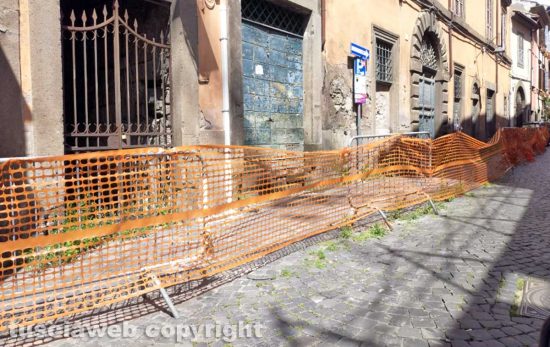 Viterbo - Transenne in via cardinal La Fontaine