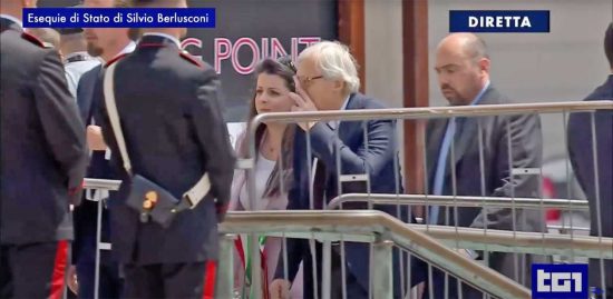 Milano – Chiara Frontini e Vittorio Sgarbi al funerale di Silvio Berlusconi