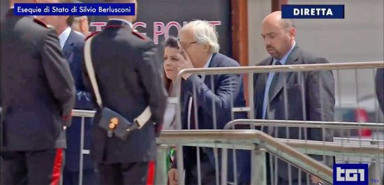 Milano – Chiara Frontini e Vittorio Sgarbi al funerale di Silvio Berlusconi