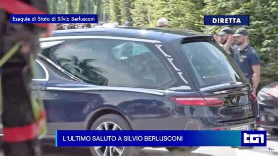 La salma di Berlusconi lascia Arcore