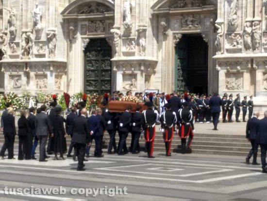 Milano - La salma di Silvio Berlusconi entra nel duomo