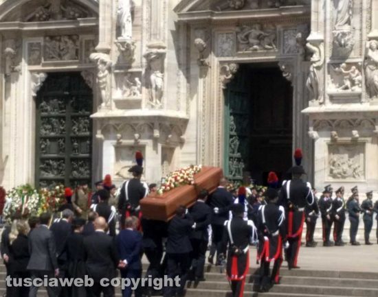 Milano - La salma di Silvio Berlusconi entra nel duomo
