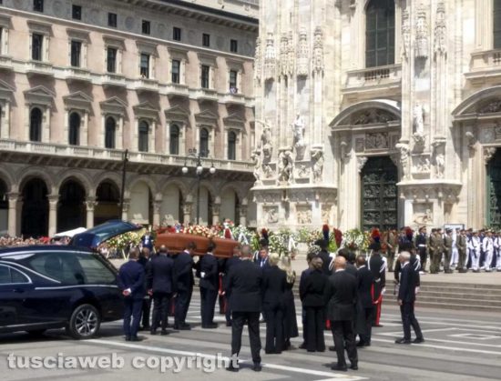 Milano - La salma di Silvio Berlusconi entra nel duomo