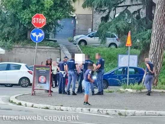 Viterbo - Intervento della polizia a piazza Unità d'Italia