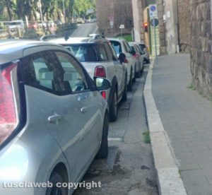 Viterbo - Parcheggio selvaggio a porta della Verità