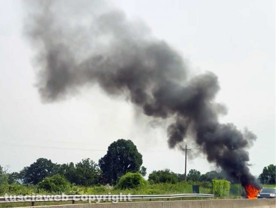 Viterbo - Furgone in fiamme sulla superstrada
