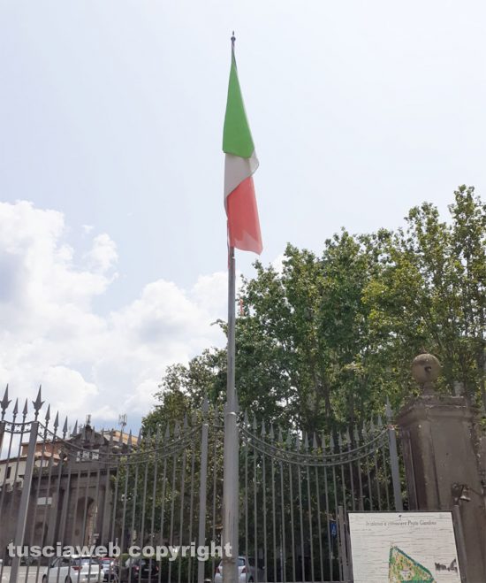 Viterbo - Bandiere a lutto sbrindellate a Pratogiardino Lucio Battisti