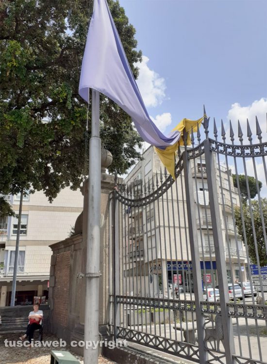 Viterbo - Bandiere a lutto sbrindellate a Pratogiardino Lucio Battisti