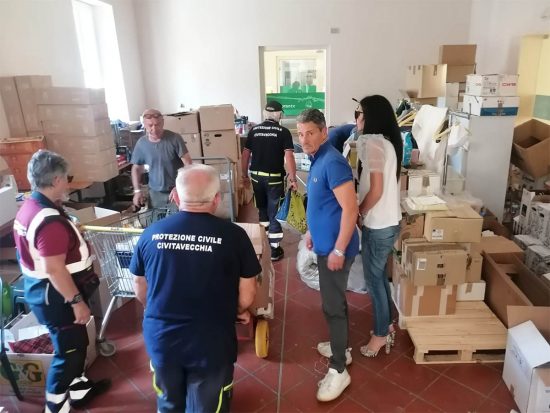 Faenza - L'assessore Deborah Zacchei, il consigliere Massimo Boschini, i volontari della protezione civile e del'Anps a Faenza per la consegna della raccolta per i cittadini colpiti dall'alluvione