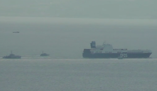 La nave a largo di Napoli