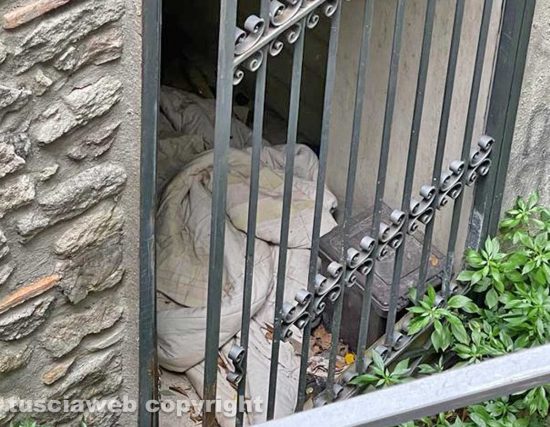 Viterbo - I bagni a piazza della Rocca trasformati in dormitorio pubblico