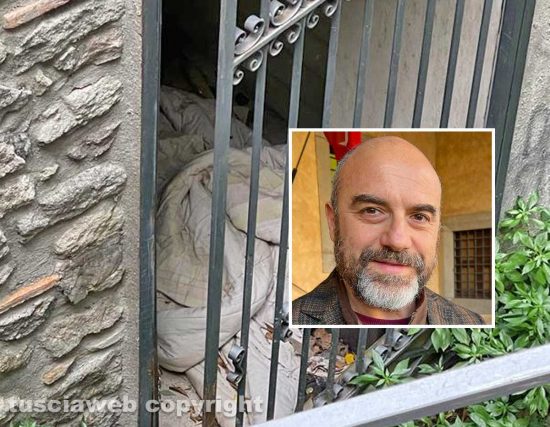 Viterbo - I bagni a piazza della Rocca trasformati in dormitorio pubblico - Nel riquadro l'assessore Stefano Floris