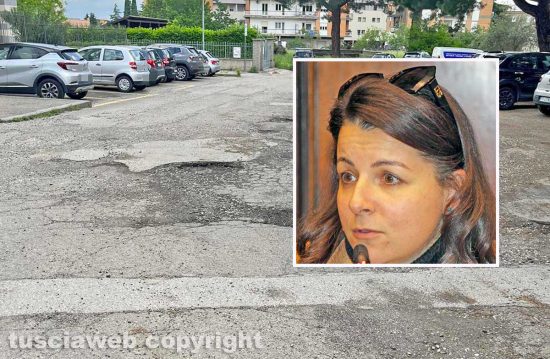 Viterbo - Buche in via F. Rasetti - Bel riquadro la sindaca Chiara Frontini