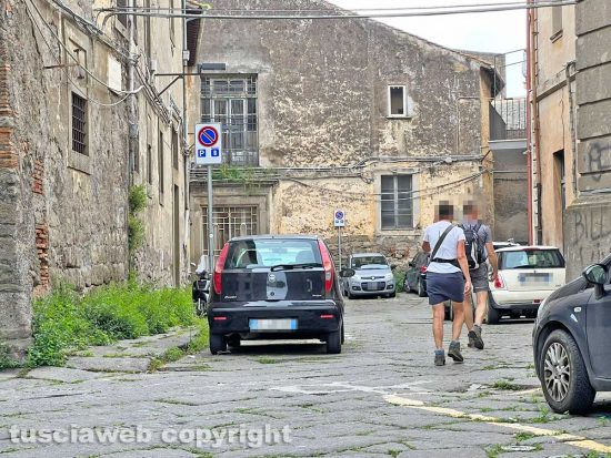 Viterbo - Degrado ed erba alta nel quartiere di via Mazzini - Piazza Colonna