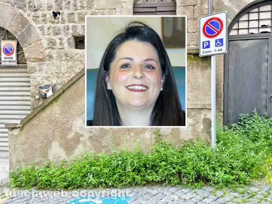 Viterbo - Degrado ed erba alta nel quartiere di via Mazzini - Via delle maestre - Nel riquadro la sindaca Chiara Frontini